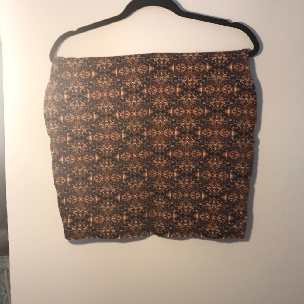 Patterned form fitting skirt